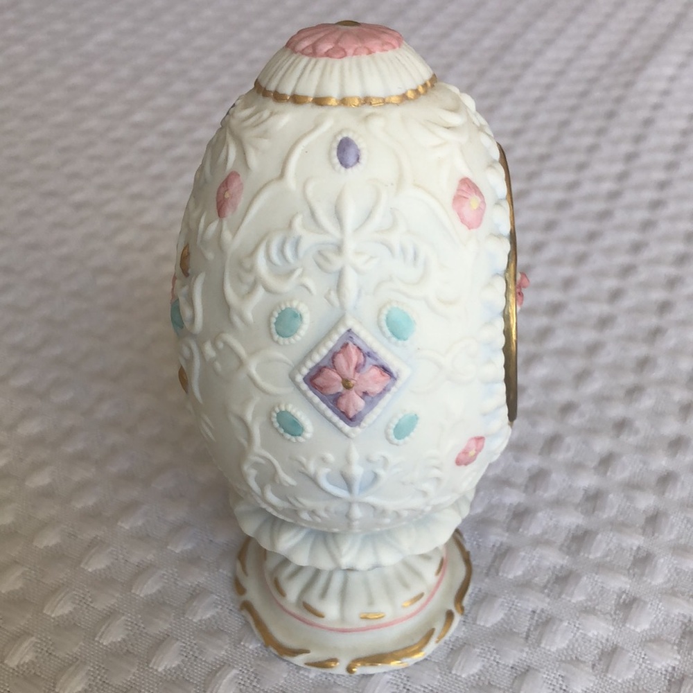 Vintage Lenox Lily Blossom Egg 1990 with stand. - Picture 2 of 10